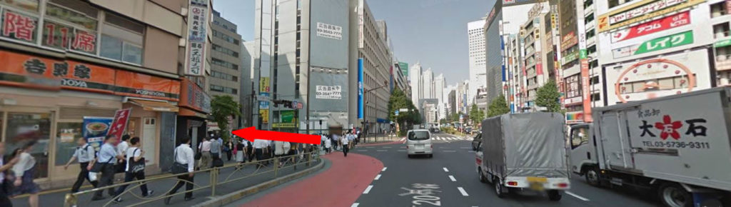 新宿駅1つ目の大きな交差点(西新宿1丁目交差点)交差点を左に曲がります。 吉野家がある交差点です。南口を出て目の前の大きな通り(甲州街道)を渡って右に進んでいきます。