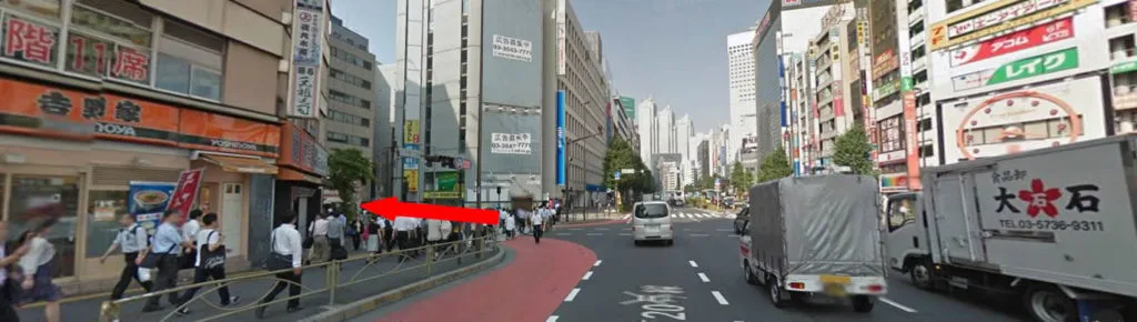 新宿の貸し会議室 レンタルスペース「マリーナ」への行き方、アクセス方法 1つ目の大きな交差点(西新宿1丁目交差点)交差点を左に曲がり(渡り)ます。
