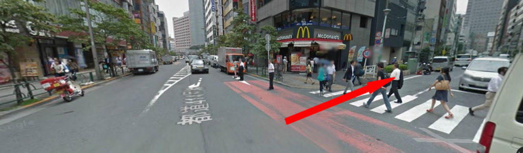 右角にマクドナルドがあり、そこを右に曲がり 進みますとローソンがあり、過ぎてそのまま進むと また別のローソンがあります。