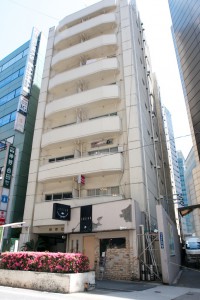 2件目のローソンの隣、羽田ビルの3階、303号室です