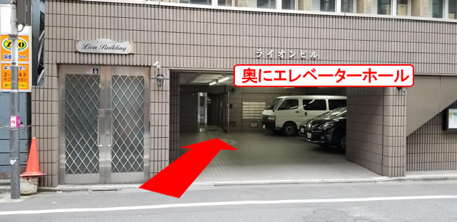 ビルの奥にエレベーターホールがあります