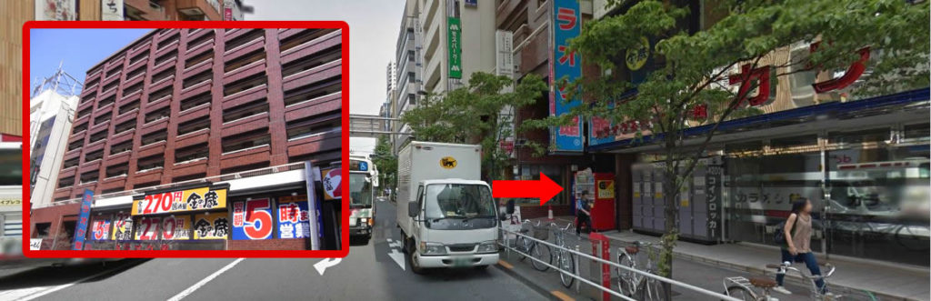 新宿大ガード西交差点に着きましたら、交差点を渡ってそのまま直進して下さい。右手にカラオケ館のあるレンガ造りのビルが見えます。カラオケ館の奥側がエントランスになっています。そのビルの416号室です。