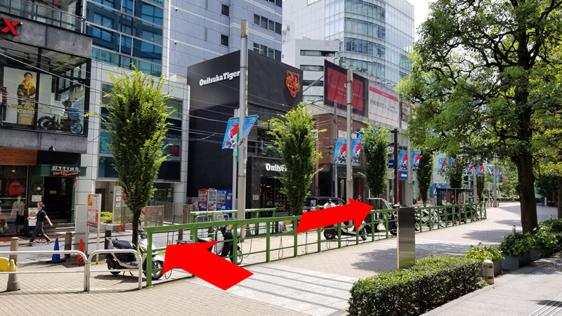 エスカレーターを下ってまっすぐ進むとバイク駐輪場・道路が見えますので道路沿いへ右に進みます ※裏手の道に進む近道がありますが、ここでは分かりやすいルートでご案内します