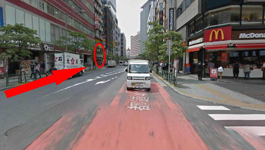 右手にマクドナルドを見ながら、直進した先の〇印、GSハイム佐藤ビルの7階の701号室です。