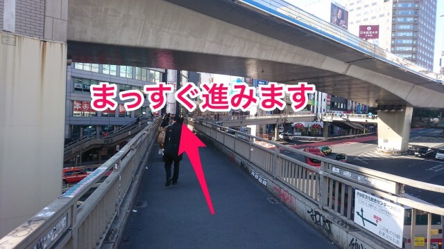 歩道橋をのぼったら、歩道橋下の国道246号を渡るようにまっすぐ進みます。