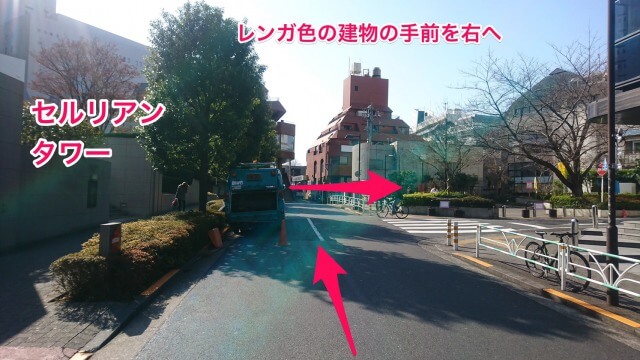 曲がったら、前方に見えるレンガ色の建物を目指してまっすぐ進み、レンガ色の建物の手前の道を右に曲がります。