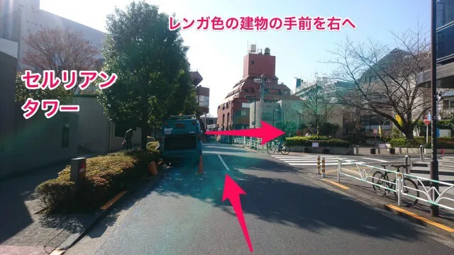 渋谷の貸し会議室 レンタルスペース「KOMOREBI」への行き方、アクセス方法 曲がったら、前方に見えるレンガ色の建物を目指してまっすぐ進み、レンガ色の建物の手前の道を右に曲がります。