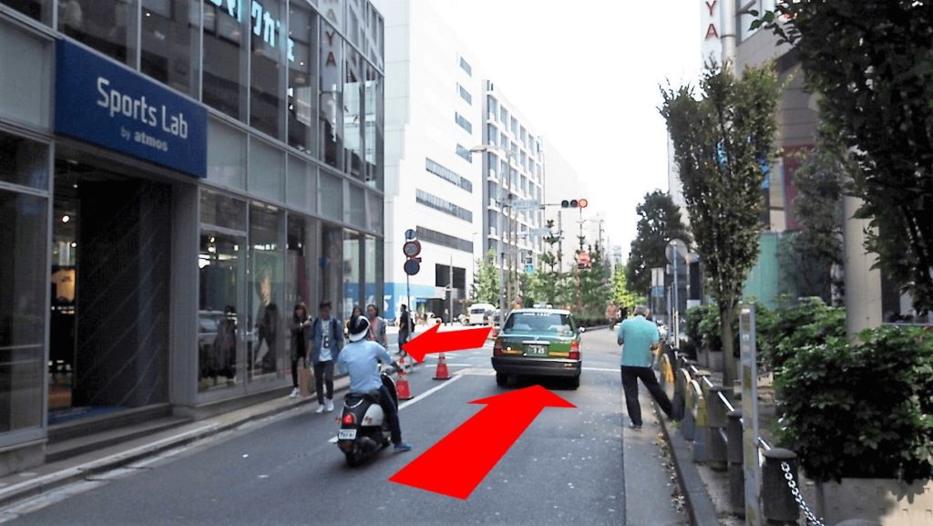 右に曲がったすぐのところに信号が見えますので、左折します。(道路の反対側には渡りません。)