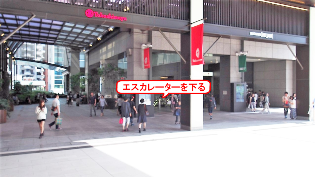 タイムズスクエアまで進みますと、下りのエスカレーターがありますので下って下さい。