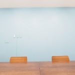 横浜 貸し会議室 レンタルスペース テラス 青い空をイメージしたイメージした壁が印象的