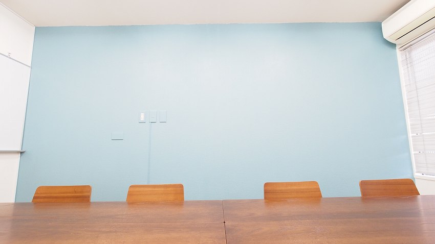 横浜貸し会議室レンタルスペーステラス青い空をイメージしたイメージした壁が印象的