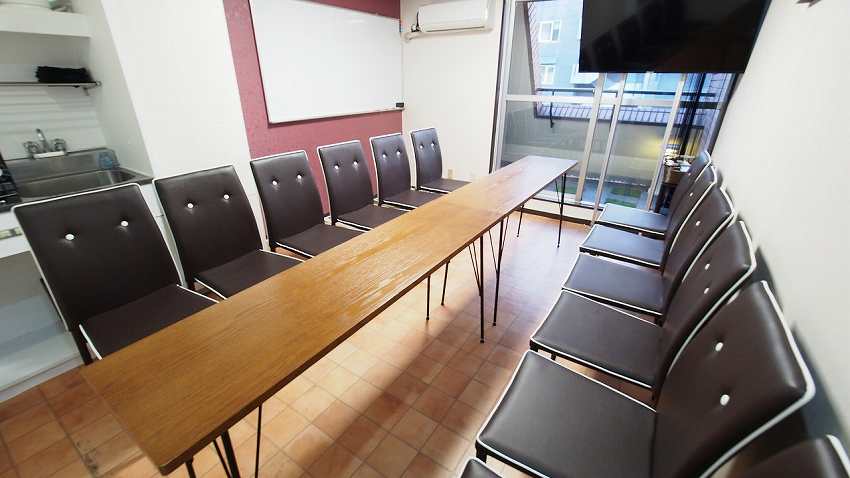 渋谷 貸し会議室 レンタルスペース モルディブ テーブルを一列にしたグループディスカッション向けレイアウト