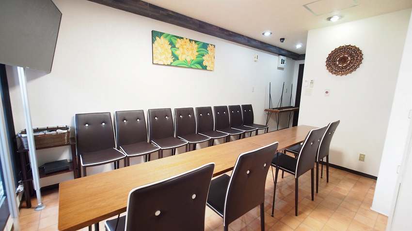 渋谷 貸し会議室 レンタルスペース モルディブ テーブルと椅子を向かい合わせにした面接会場 模擬面接向けレイアウト