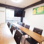 渋谷 貸し会議室 レンタルスペース モルディブ ホワイトボードにテーブルを向けた教室 セミナー向けレイアウト