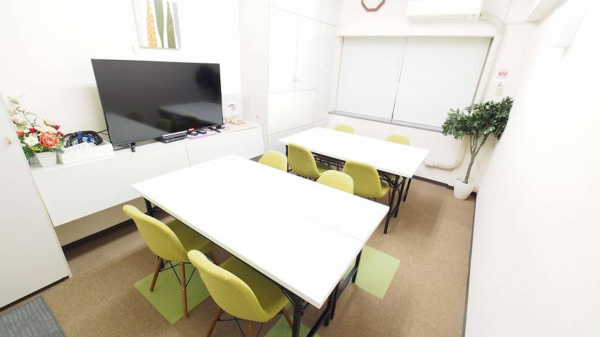 新宿 貸し会議室 レンタルスペース GRASS 2つのグループを作ったワークショップ 教室向けレイアウト
