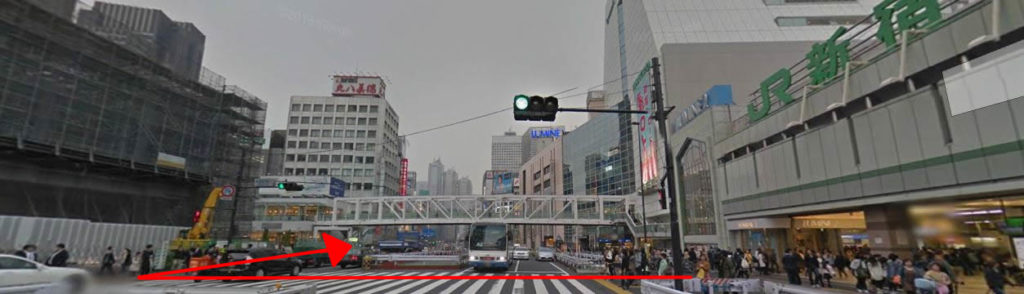 新宿駅南口を出て目の前の大きな通り（甲州街道）を渡って右に進んでいきます。