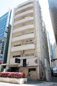 ２件目のローソンの隣、羽田ビルの3階、303号室です