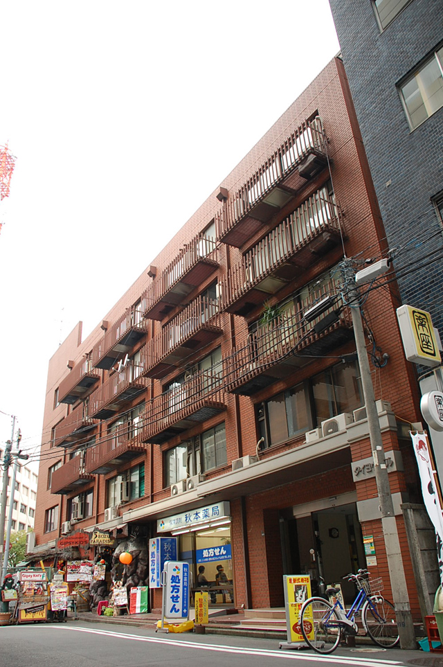 横浜駅西口第５自転車駐輪場の右隣のレンガ調の「タイヨウビル」510号室です。