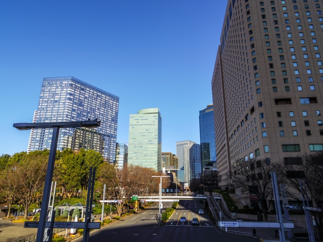 新宿の町並みと青空