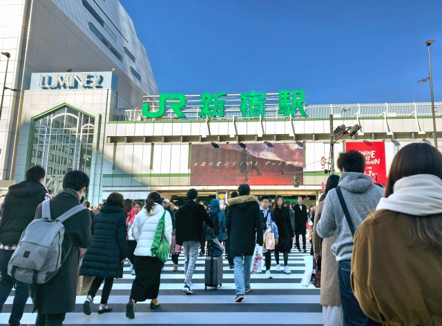 新宿駅と歩く人々